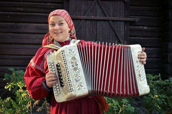 Народные песни на гармони. Девушка с гармонью. Женщина с гармошкой. Девушка в русском народном костюме поет.